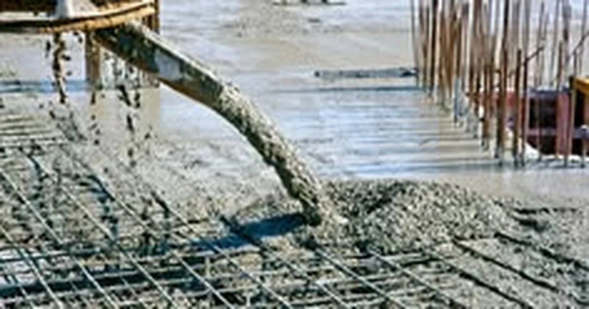 Coulage de béton sur ferraillage de dalle sur chantier