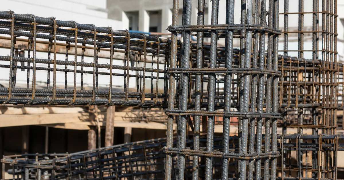 Ferraillage de poteaux et poutres sur chantier
