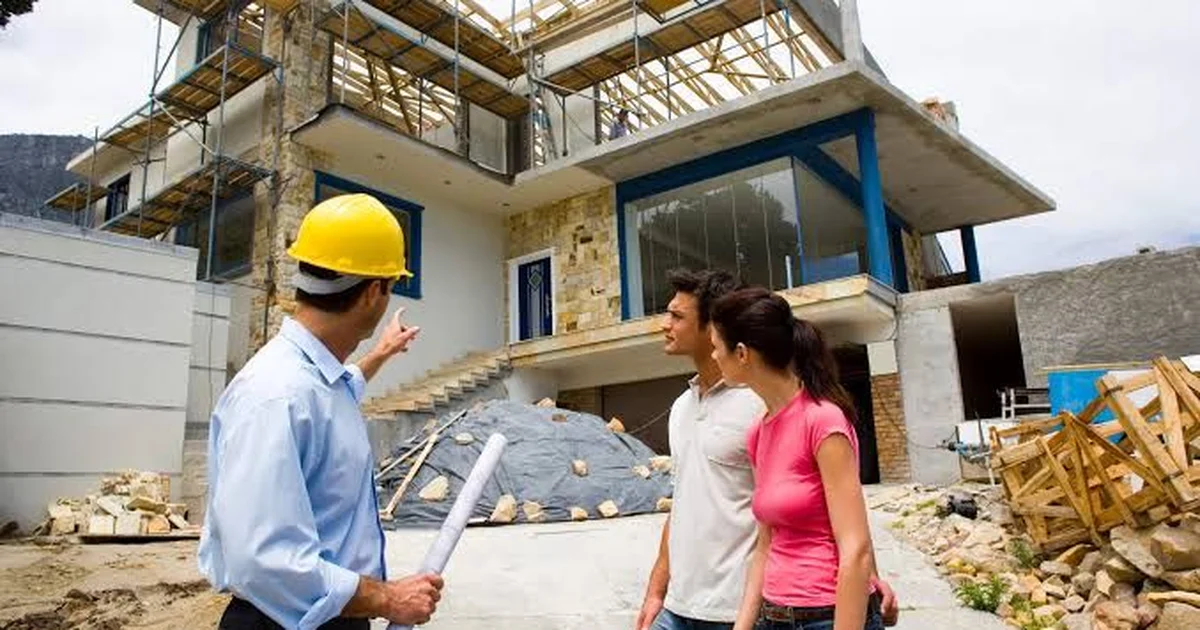 Ingénieur présentant l'avancement du chantier à des clients sur site